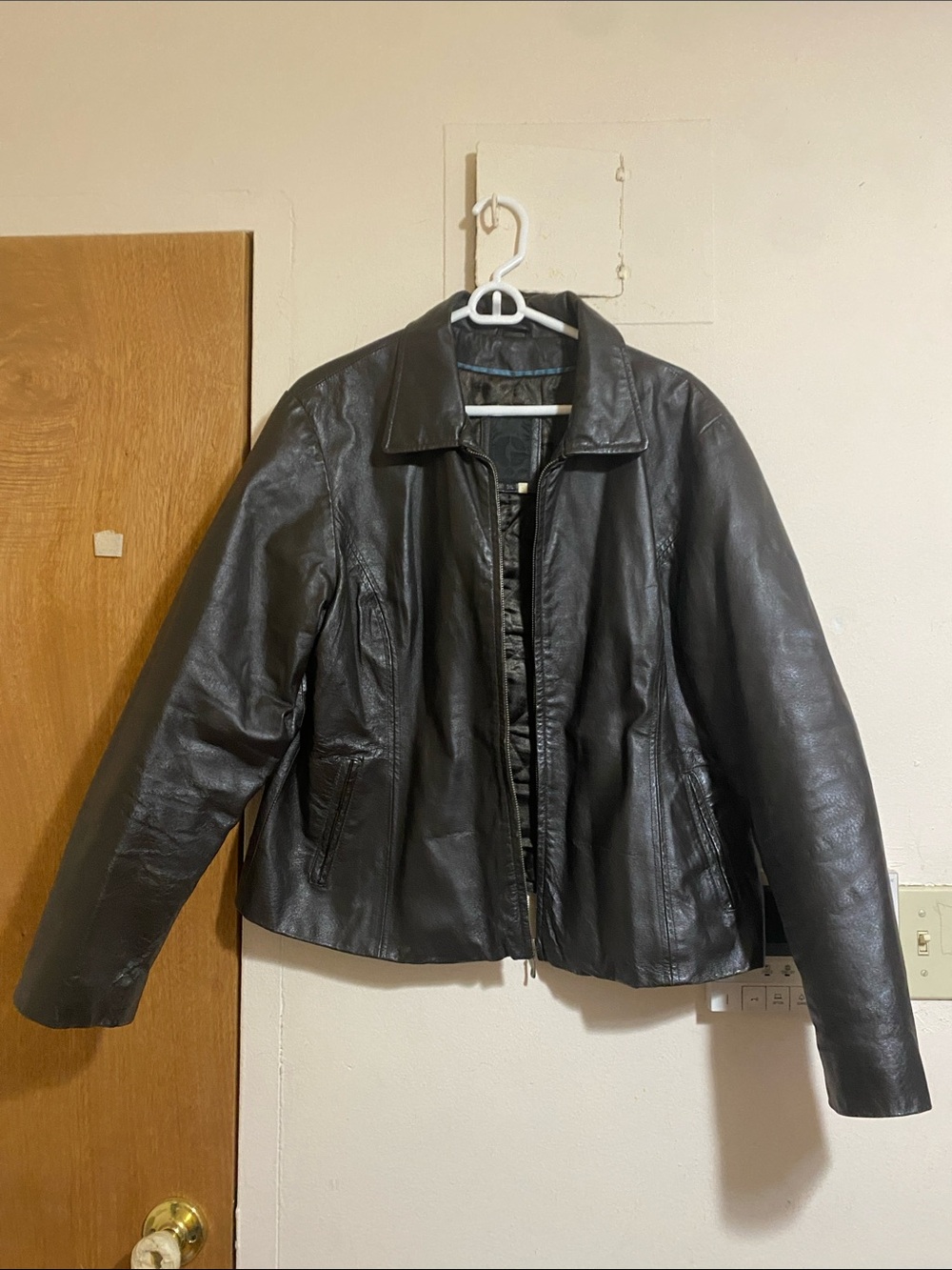 Leather jacket coffe color, 1 pockets each side,elegant, Open to Offers!